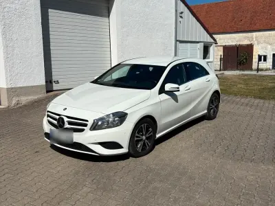 Gebraucht Mercedes A180 109 PS (80 kW) 2014 Weiß Kleinwagen