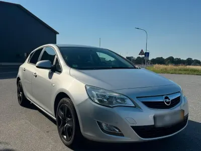 Gebraucht Opel Astra Sport 140 PS (102 kW) 2012 Silber Limousine
