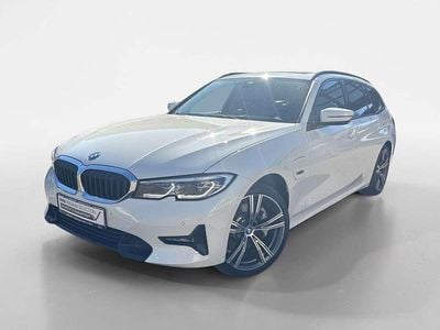 Gebraucht BMW 330e Sport Line 252 PS (185 kW) 2022 Alpinweiß uni Kombi