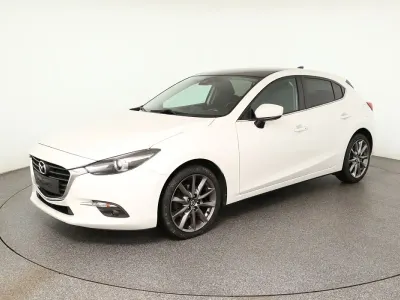 Używany Mazda 3 Signature 120 KM (88 kW) 2018 Biały Sedan/Limuzyna