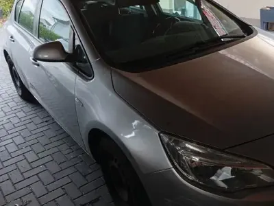 Gebraucht Opel Astra Edition 110 PS (80 kW) 2012 Silber Limousine