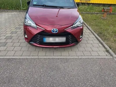 Gebraucht Toyota Yaris 101 PS (74 kW) 2019 Rot Limousine