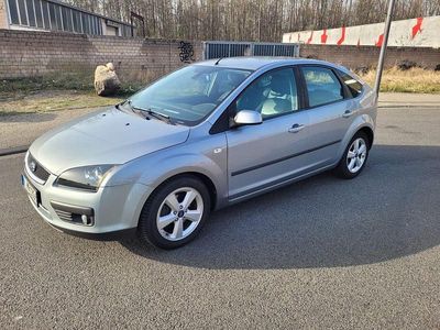Gebraucht Ford Focus Trend 101 PS (74 kW) 2005 Grau Limousine