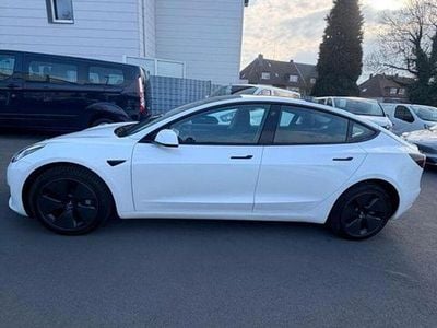 Begagnad Tesla Model 3 324 kW (441 HK) 2023 Vit Sedan