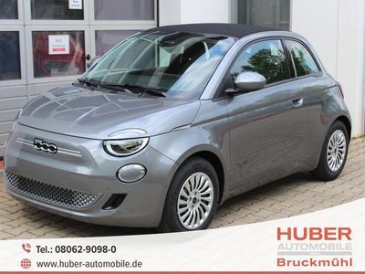 gebraucht Fiat 500e Cabrio Neuer 500 42 kWh UVP 41.930€ Verdeck SCHWARZ, 360°-„Drone View“-Parksensoren, Keyless Entry & Go, Mittelarmlehne vorne und Stauraum in der Mittelkonsole • Beheizbare Vordersitze Höhenverstellbarer Fahrersitz Rücksitz