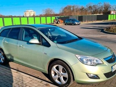Grün Gebraucht 2012 Opel Astra Kombi | 3.600 €