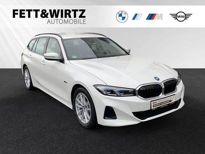 Gebraucht BMW 330e 292 PS (214 kW) 2023 Alpinweiss Kombi