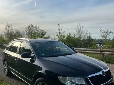 Używany Skoda Superb Elegance 140 KM (102 kW) 2013 Czarny Kombi