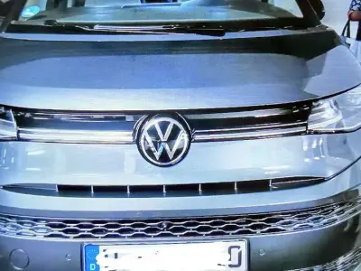 Gebraucht VW Multivan Life 204 PS (150 kW) 2023 Grau Van / Kleinbus