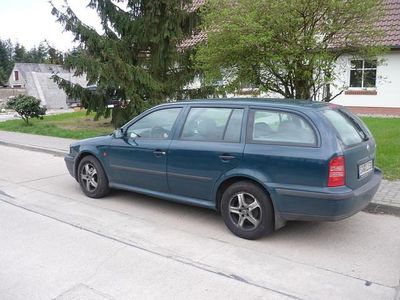 Grün Gebraucht 1999 Skoda Octavia Kombi | 1.800 €