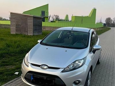 Gebraucht Ford Fiesta 82 PS (60 kW) 2010 Silber Kleinwagen