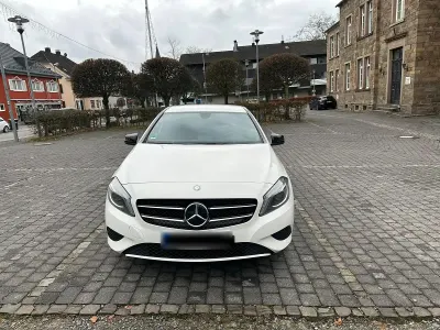 Gebraucht Mercedes A180 122 PS (89 kW) 2013 Weiß Limousine
