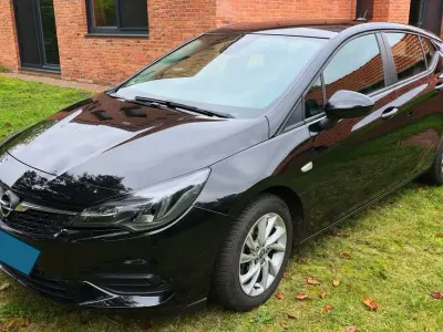 Używany Opel Astra Edition 110 KM (80 kW) 2021 Czarny Sedan/Limuzyna