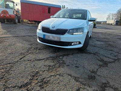 Weiß Gebraucht 2016 Skoda Fabia Kleinwagen | 5.500 € (Fairer Preis)