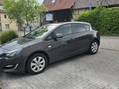 Gebraucht Opel Astra 131 PS (96 kW) 2013 Grau Limousine