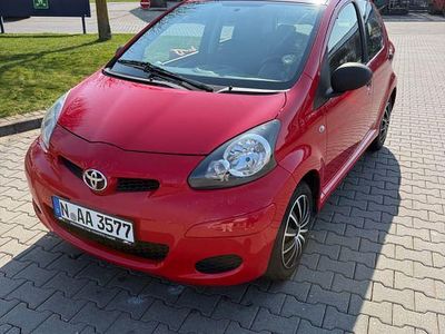 Gebraucht Toyota Aygo 68 PS (50 kW) 2009 Rot Kleinwagen