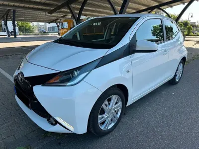 Używany Toyota Aygo X-play 69 KM (50 kW) 2016 Biały Hatchback