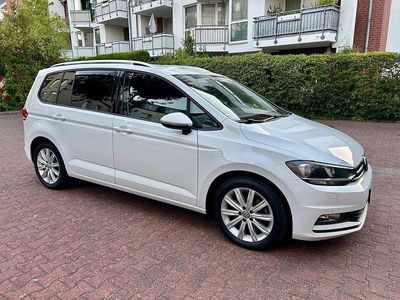 Weiß Gebraucht 2016 VW Touran Trendline Van / Kleinbus | 10.900 €