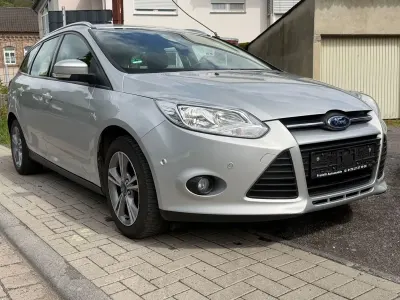 Gebraucht Ford Focus Trend 125 PS (91 kW) 2013 Silber Limousine