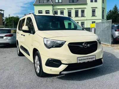 Gebraucht Opel Combo Innovation 131 PS (96 kW) 2020 Nacht schwarz/noir onyx Van / Kleinbus