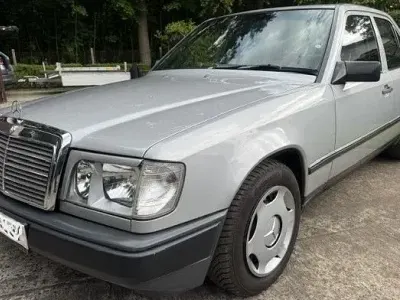 Gebraucht Mercedes E230 132 PS (97 kW) 1985 Gold Limousine