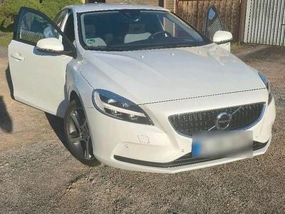 Second-hand Volvo V40 122 CP (89 kW) 2017 Alb Hatchback