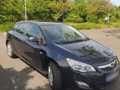 Gebraucht Opel Astra 110 PS (80 kW) 2012 Schwarz Limousine