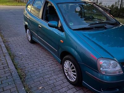 Nissan Almera Tino