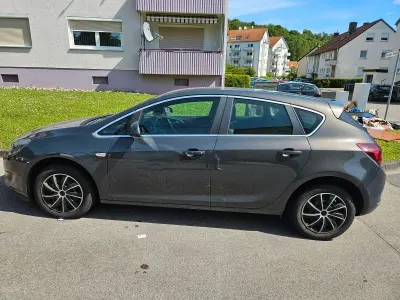 Gebraucht Opel Astra Edition 131 PS (96 kW) 2013 Grau Kombi
