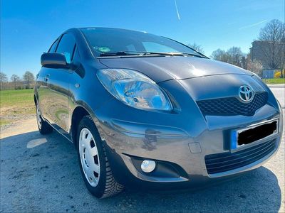 Gebraucht Toyota Yaris 99 PS (72 kW) 2011 Grau Kleinwagen