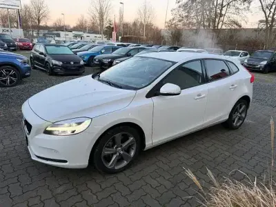 Gebraucht Volvo V40 Momentum 122 PS (89 kW) 2018 Crystal white Limousine