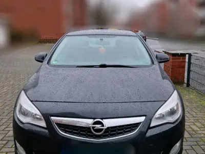 Gebraucht Opel Astra Selection 87 PS (63 kW) 2011 Schwarz Limousine