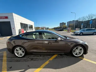Begagnad Tesla Model S 269 kW (367 HK) 2014 Brun Halvkombi
