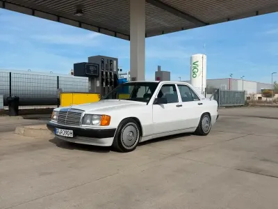 Używany Mercedes 190 118 KM (86 kW) 1989 Biały Sedan/Limuzyna