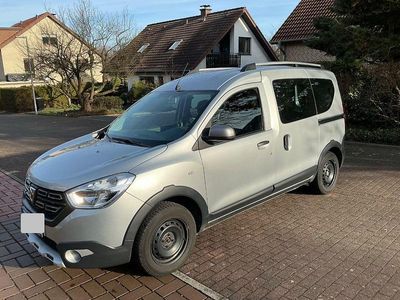 Grau Gebraucht 2020 Dacia Dokker Stepway Van / Kleinbus | 11.800 € (Fairer Preis)
