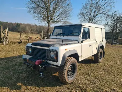 Gebraucht Land Rover Defender 122 PS (89 kW) 2010 Weiß Pickup