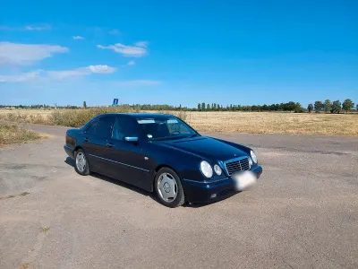 Gebraucht Mercedes E280 193 PS (141 kW) 1996 Blau Limousine