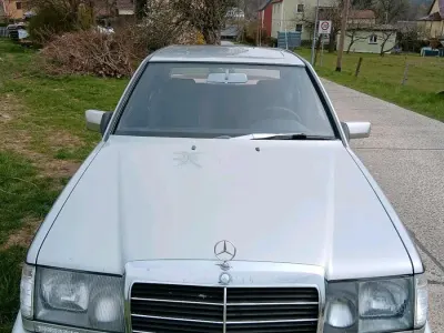 Gebraucht Mercedes E230 132 PS (97 kW) 1987 Silber Limousine