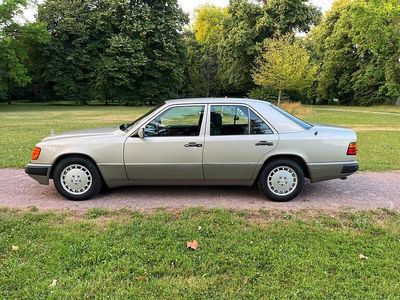 Gebraucht Mercedes E260 160 PS (117 kW) 1990 Gold Limousine