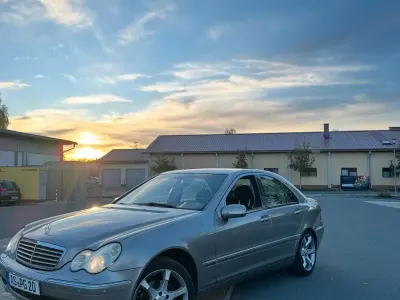 Używany Mercedes C220 2003 Srebrny Sedan/Limuzyna