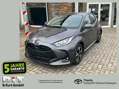 Neu Toyota Yaris 116 PS (85 kW) 2025 Grau Kleinwagen