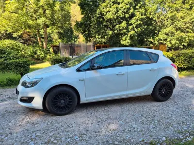 Gebraucht Opel Astra Edition 120 PS (88 kW) 2013 Weiß Limousine