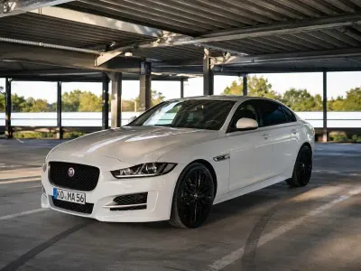 Gebraucht Jaguar XE R-Sport 180 PS (132 kW) 2015 Weiß Limousine