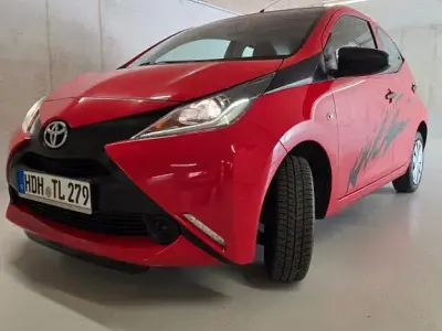 Gebraucht Toyota Aygo X-play 69 PS (50 kW) 2017 Rot Kleinwagen