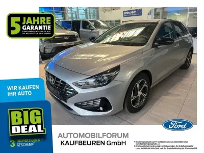 Gebraucht Hyundai i30 Edition 120 PS (88 kW) 2022 Shimmering silver Limousine