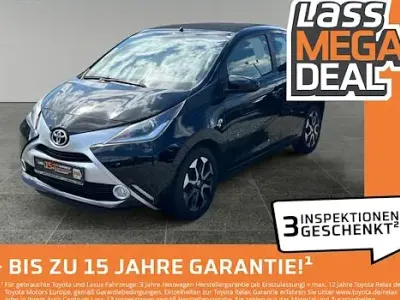 Używany Toyota Aygo Basis 69 KM (50 kW) 2016 Czarny Hatchback