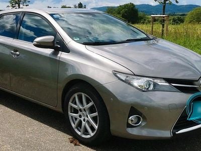 Silber Gebraucht 2015 Toyota Auris Edition Limousine | 10.999 € (Fairer Preis)