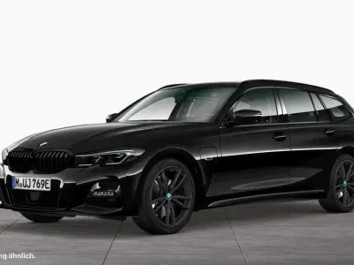 Gebraucht BMW 330e M Sport 292 PS (214 kW) 2022 Saphirschwarz Kombi