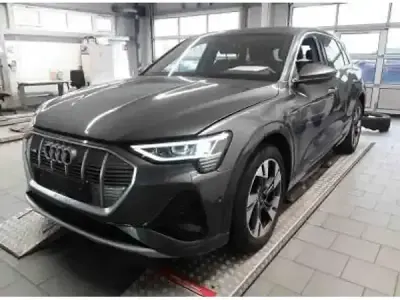 Używany Audi e-tron Comfort 300 kW (408 KM) 2023 Szary SUV