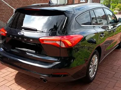 Gebraucht Ford Focus Titanium 120 PS (88 kW) 2020 Schwarz Kombi